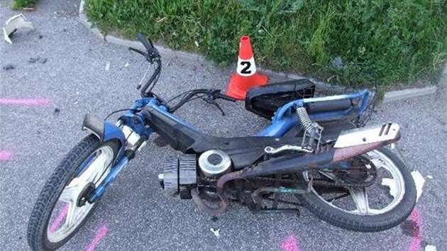 Tragické nehoda, při níž zemřela řidička mopedu ve Rtyni v Podkrkonoší. (23. Tragické nehoda, při níž zemřela řidička mopedu ve Rtyni v Podkrkonoší. (23.