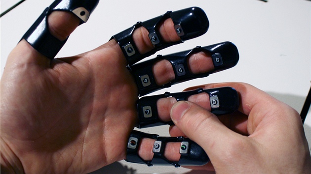 Designér Bryan Cera pedstavil koncept netradiního mobilního zaízení s názvem Glove One.