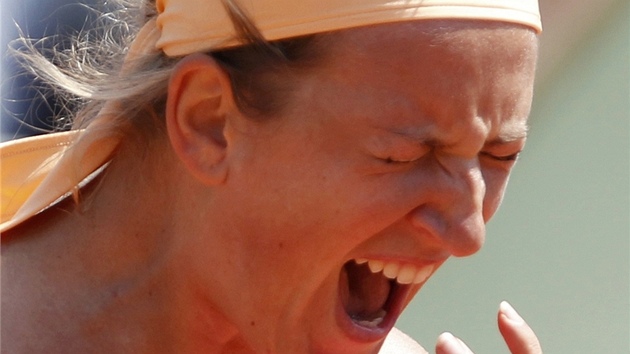 TRPEN. Viktoria Azarenkov se v prvnm kole Roland Garros podn natrpila na vtzstv.