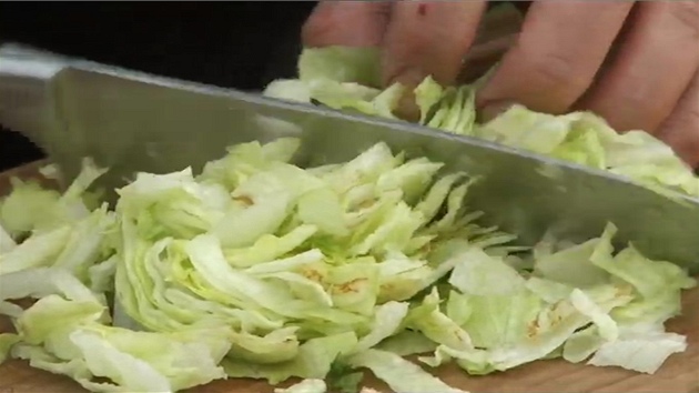 Do náplně tortily si pokrájte ledový salát. Do náplně tortily si pokrájte ledový salát.