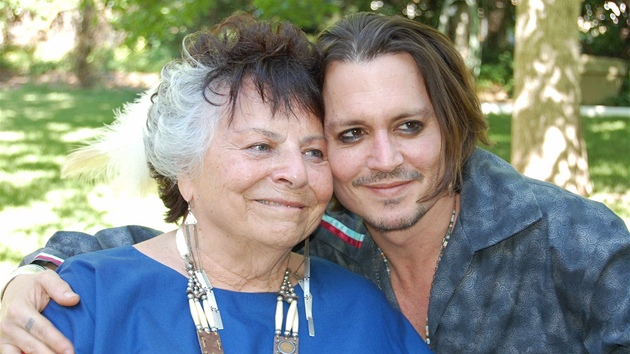 Johnny Depp a členka kmene Komnačů LaDonna Harrisová Johnny Depp a členka kmene Komnačů LaDonna Harrisová