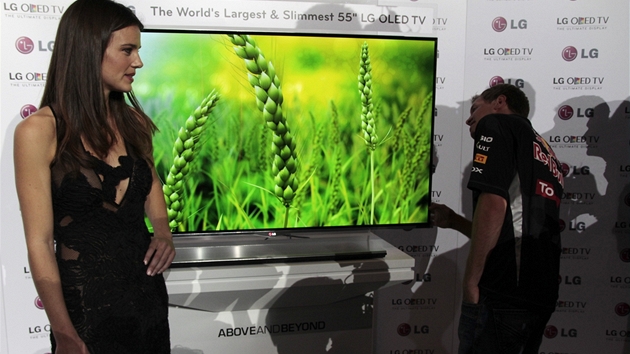 Sandersová a Vettel při představení 55" OLED TV LG Sandersová a Vettel při představení 55" OLED TV LG