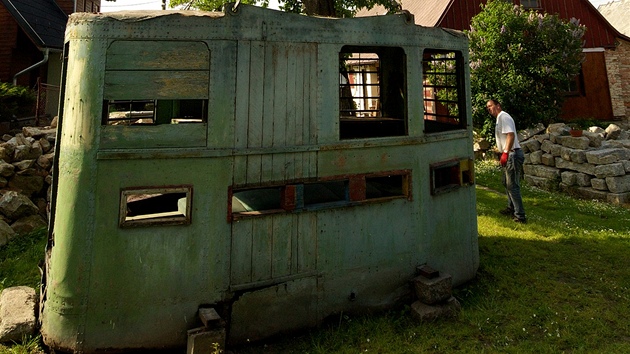 Sthování pvodní kabiny lanovky na Jetd ze zahrady jednoho domu v Liberci