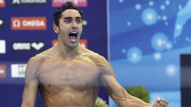 ŠAMPION. Italský plavec Filippo Magnini oslavuje zlatou medaili na 100 metrů ŠAMPION. Italský plavec Filippo Magnini oslavuje zlatou medaili na 100 metrů