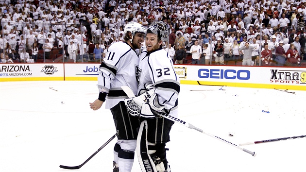 JÁSOT HVZD. Branká Jonathan Quick a Ane Kopitar z Los Angeles slaví postup