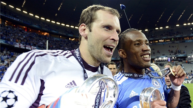 NA SHLEDANOU Didier Drogba po triumfu v Lize mistr oznámil, e z Chelsea odchází.