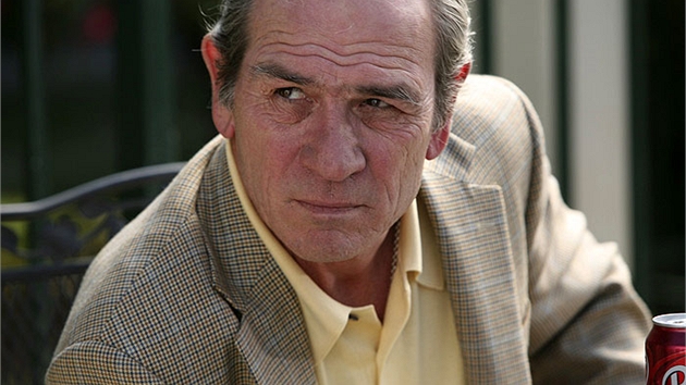 Tommy Lee Jones ve filmu V elektrizující mlze Tommy Lee Jones ve filmu V elektrizující mlze