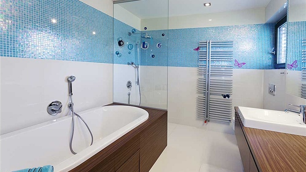 Koupelna dcery. Modrobílá mozaika elegantn kontrastuje s teakovým devem....