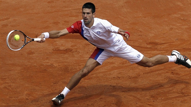 Novak Djokovi v zápase s Rafaelem Nadalem.