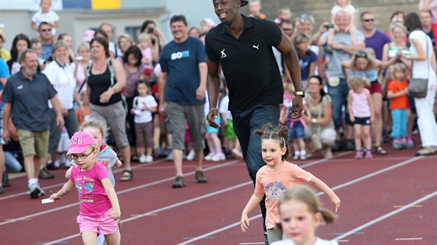 Usain Bolt zavítal mezi dti na mítink okoládová tretra.