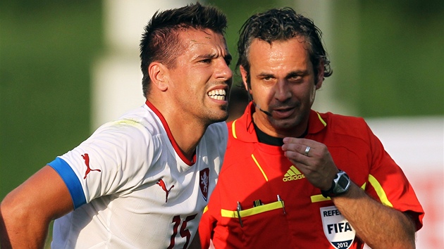 Milan Baro (vlevo) v prbhu duelu esk fotbalov reprezentace s vbrem trska.