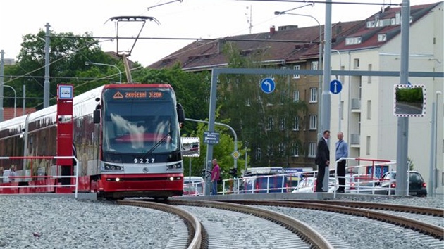 Tramvajov tra v Zenklov ulici v Praze 8 prola kompletn rekonstrukc.