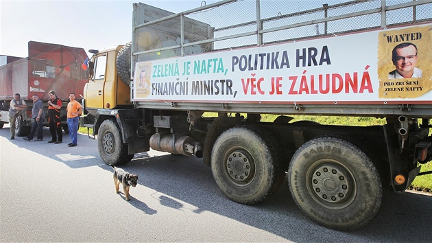 Protestu zemdlc proti zruení zelené nafty a tichého vína se v eských Budjovicích úastnilo 12 nákladních automobil.