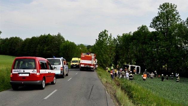 U Rovenska na umpersku sjel ze zatím neznámého dvodu autobus ze silnice a pak