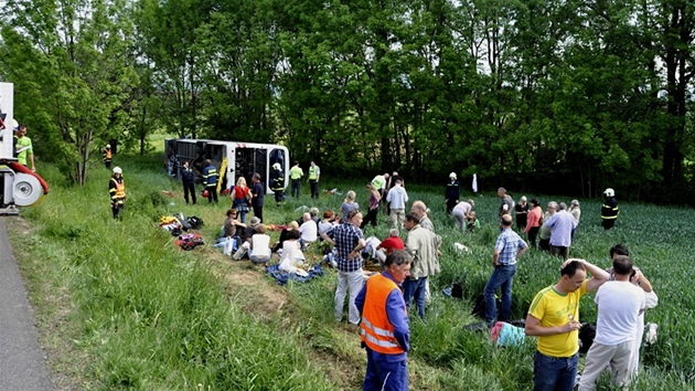 U Rovenska na umpersku sjel ze zatm neznmho dvodu autobus ze silnice a pak se pevrtil. Pi nehod se zranilo sedm cestujcch.