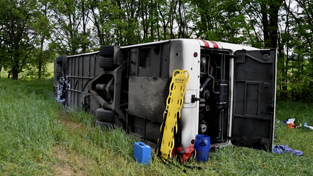 U Rovenska na umpersku sjel ze zatím neznámého dvodu autobus ze silnice a pak