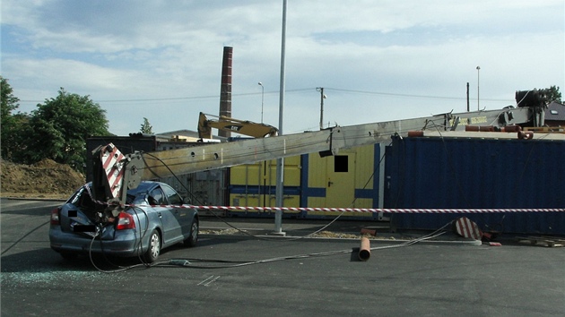 Rameno pevrcenho jebu zashlo opodl stojc auto a promklo mu zadn st stechy a kufr.