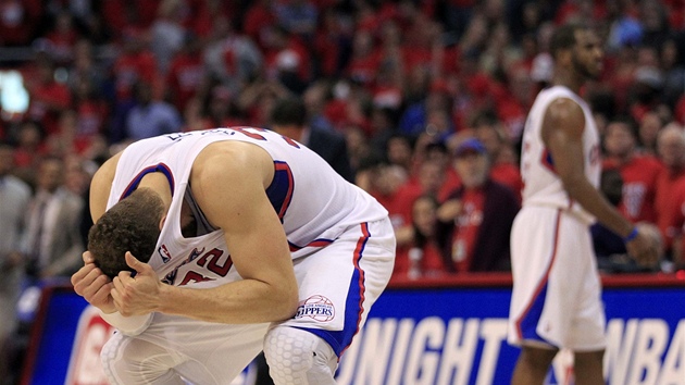 KONEC NADJÍ. Blake Griffin (vlevo) a Chris Paul z Los Angeles Clippers práv