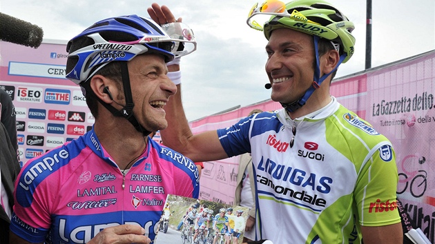 Michele Scarponi (vlevo) a Ivan Basso na startu 18. etapy Giro d´Italia.