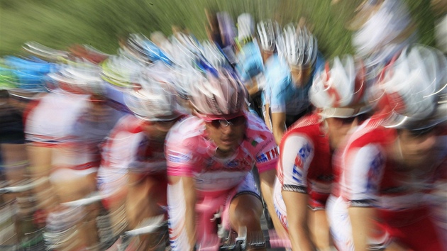 Joaquim Rodriguez v rovém trikotu vedoucího jezdce na Giru d´Italia.