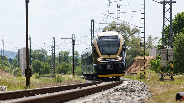 Na zkuebnm okruhu ve Velimi se pedstavil nov vlak  Leo Express. (24. kvtna 2012, Velim)