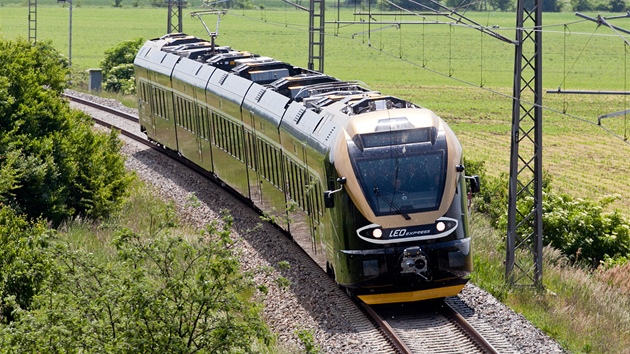 Na zkušebním okruhu ve Velimi se představil nový vlak Leo Express. (24. května