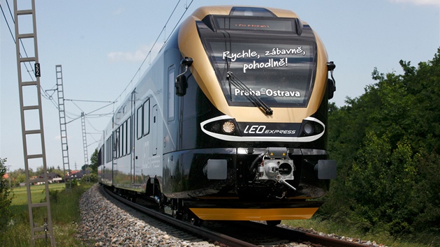 Na zkuebnm okruhu ve Velimi se pedstavil nov vlak Leo Express. (24. kvtna 2012, Velim)