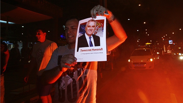 Sympatizant Tomislava Nikolie slaví jeho volební úspch v ulicích Blehradu