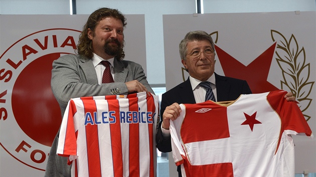 ZAČÁTEK SPOLUPRÁCE. Prezidenti klubů - Aleš Řebíček ze Slavie (vlevo) a Enrique ZAČÁTEK SPOLUPRÁCE. Prezidenti klubů - Aleš Řebíček ze Slavie (vlevo) a Enrique