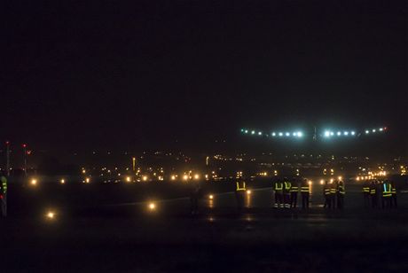 Solar Impulse pistává po první etap letu v Madridu.