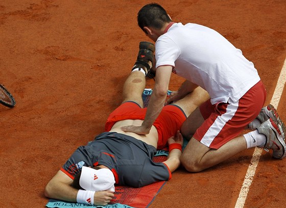 MASÁ. Britský tenista Andy Murray si nechal na kurtu oetit bolavá záda.