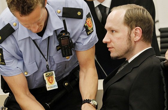 Anders Breivik u soudu.