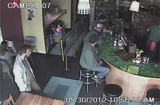 Americká policie zveejnila zábry z bezpenostní kamery kavárny Cafe Racer, na