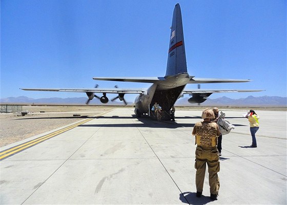 Lockheed C130 Hercules chvíli po pistání na letiti základny Shank v Lógaru