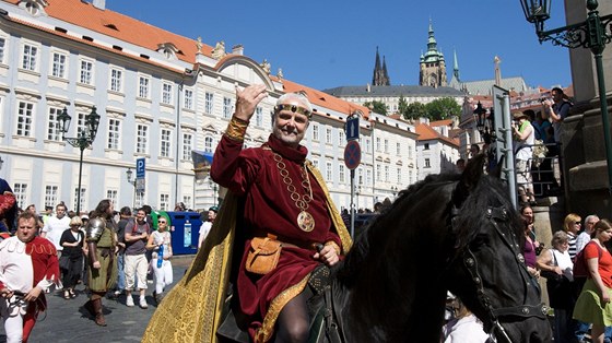 Karel IV. se se svou druinou vydá na Karltejn