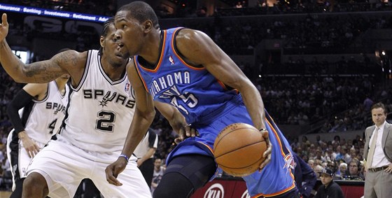 Kevin Durant (vpravo) z Oklahoma City se snaí prosadit pes Kawhiho Leonarda