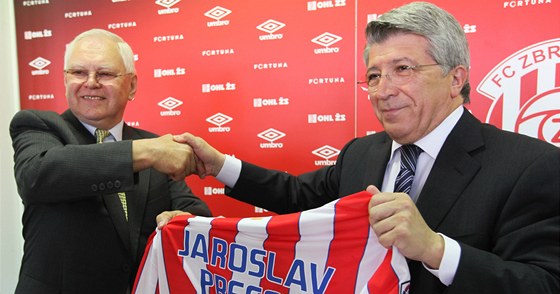 Prezident Atlétika Enrique Cerezo (vpravo) pedává dres pedsedovi