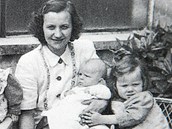 Rodinn snmek Emilie Veverkov s dtmi v roce 1946.