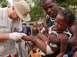 Na Haiti, nejchudí zemi západní polokoule, se lovk v tísni angaoval po...