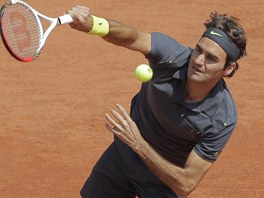 SERVIS. Na podn Roger Federer.