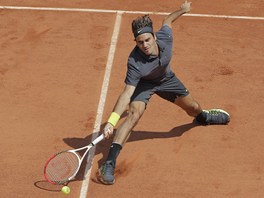 JAK SE SKLOUZNOUT. Roger Federer na pask antuce.