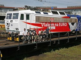 Lokomotiva 163.043 s polepem Euro 2012 z depa eská Tebová s týmem, který