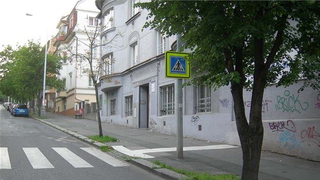 V ulici Na Václavce v Praze 5 se skrývá znaka za stromem.