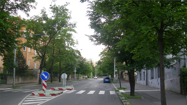 V ulici Na Václavce v Praze 5 se skrývá znaka za stromem.