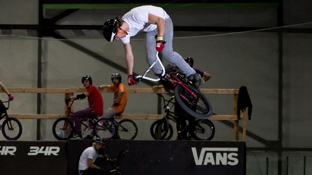 Osm ronk Bike Hall Contest pilkal do Trutnova ty nejlep BMX jezdce a pedvedl ty nejlenj triky.