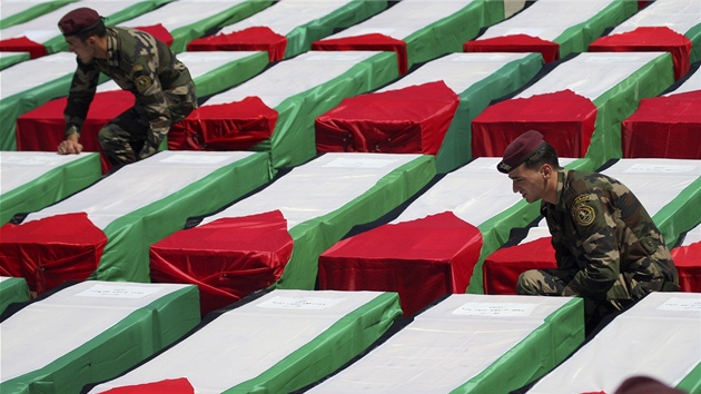 Palestintí vojáci v Ramalláhu na Západní behu u rakví mrtvých atentátník,