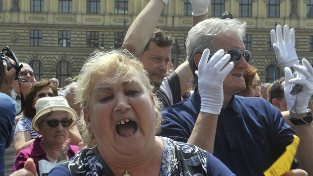 Senioři se sešli na Palachově náměstí v Praze kvůli plánu vlády zpomalit růst Senioři se sešli na Palachově náměstí v Praze kvůli plánu vlády zpomalit růst