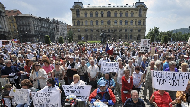 Senioi protestovali proti plánu vlády zpomalit rst penzí (30. kvtna 2012).