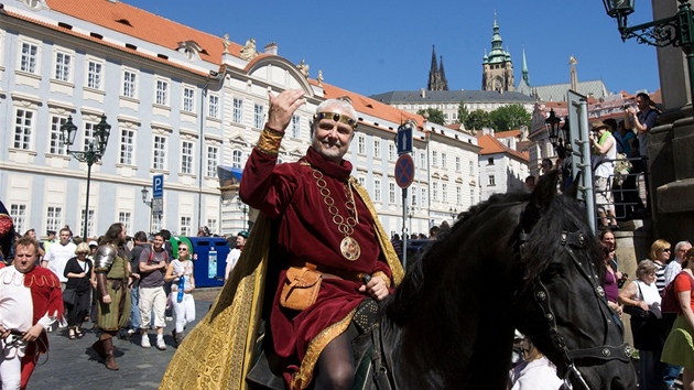 Karel IV. se se svou družinou vydá na Karlštejn Karel IV. se se svou družinou vydá na Karlštejn