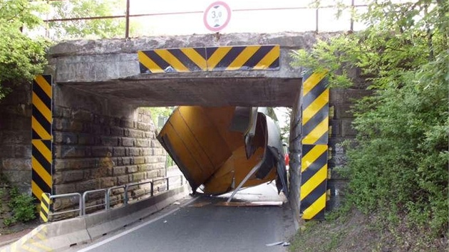 Utren korba nkladnho auta pod viaduktem v Borohrdku